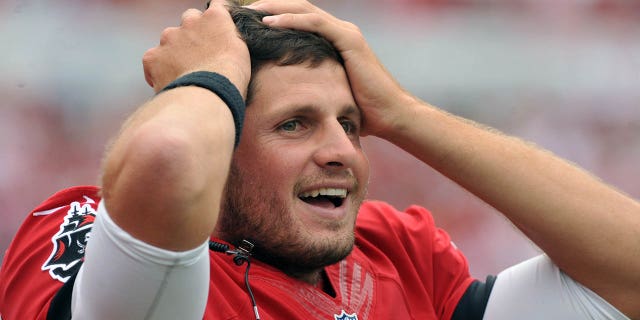 El mariscal de campo de los Tampa Bay Buccaneers, Dan Orlovsky, #6, reacciona a una sanción penal contra los San Francisco 49ers el 15 de diciembre de 2013 en el Estadio Raymond James en Tampa, Florida.