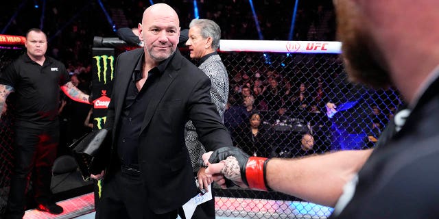 El presidente de UFC, Dana White, interactúa con Jan Blachowicz de Polonia luego de su decisión de empate contra Magomed Ankalaev de Rusia en su pelea por el campeonato de peso semipesado de UFC en UFC 282 en el T-Mobile Arena el 10 de diciembre de 2022 en Las Vegas, Nevada.