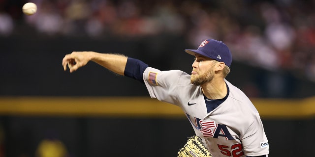 El lanzador de relevo Daniel Bard, #52 del Equipo de EE. UU., lanza contra el Equipo de Colombia durante el juego del Grupo C del Clásico Mundial de Béisbol en el Chase Field el 15 de marzo de 2023 en Phoenix.