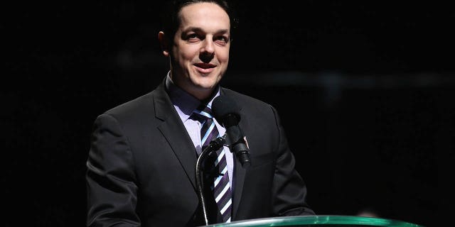 L'ancien coéquipier Daniel Briere prend la parole lors d'une cérémonie d'avant-match en l'honneur de Shane Doan et du retrait de son maillot à la Gila River Arena le 24 février 2019 à Glendale, en Arizona.