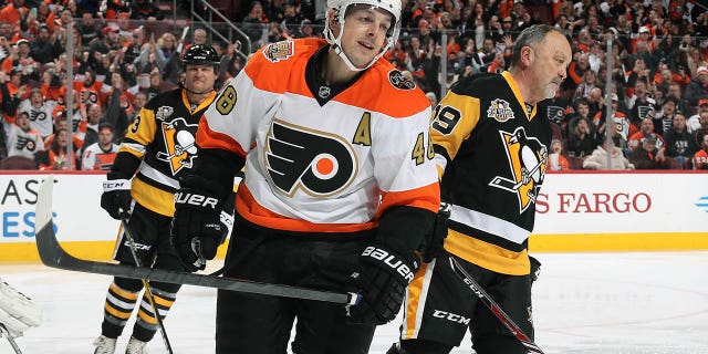 El ex alumno de los Philadelphia Flyers #48 Danny Briere reacciona después de su segundo gol contra el ex alumno de los Penguins de Pittsburgh Bryan Trottier, #19, 14 de enero de 2017 en el Wells Fargo Center de Filadelfia.