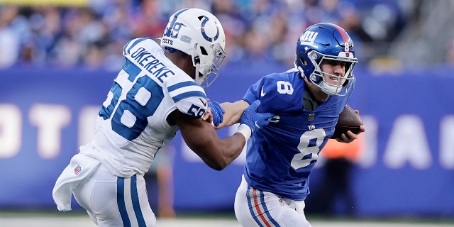 Daniel Jones #8 de los New York Giants en acción contra Bobby Okereke #58 de los Indianapolis Colts en el MetLife Stadium el 1 de enero de 2023 en East Rutherford, New Jersey.  Los Gigantes vencieron a los Colts 38-10.