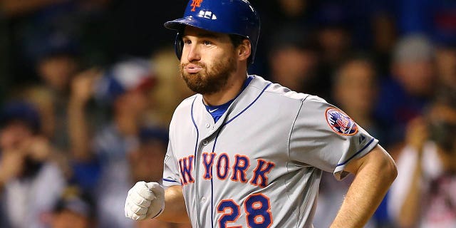 El número 28 de los Mets de Nueva York, Daniel Murphy, celebra después de conectar un jonrón de dos carreras en la octava entrada contra el número 57 de los Cachorros de Chicago, Fernando Rodney, en el Juego 4 de la Serie de Campeonato de la Liga Nacional de la MLB 2015 en el Wrigley Field el 21 de octubre de 2015. en Chicago.