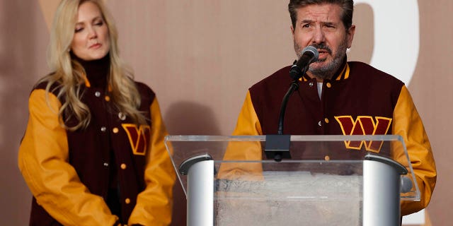 El copropietario de los Washington Commanders, Dan Snyder, habla mientras la copropietaria Tanya Snyder escucha durante una conferencia de prensa que revela que los Commanders son el nuevo nombre del equipo de fútbol de Washington en el FedEx Field en Landover, Washington, Maryland, el 2 de febrero de 2022.