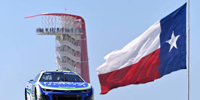 Daniel Suárez conduce durante la práctica del automóvil EchoPark Grand Prix de la Copa NASCAR en el Circuito de las Américas el 24 de marzo de 2023 en Austin.