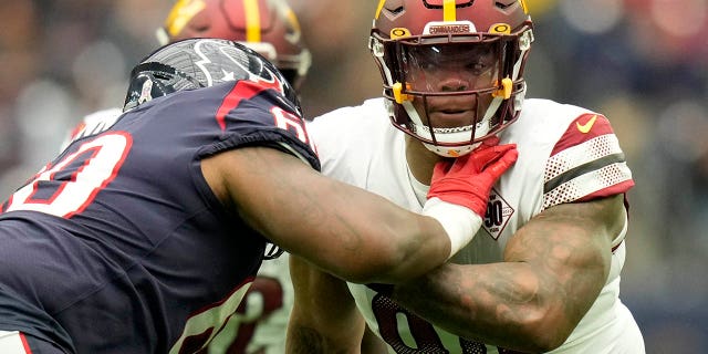 El tackle defensivo de los Washington Commanders, Daron Payne, No. 94, juega a la defensiva durante la primera mitad de un partido de fútbol americano de la NFL contra los Houston Texans, el domingo 20 de noviembre de 2022, en Houston.