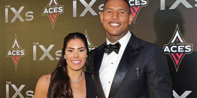 La jugadora de la WNBA Kelsey Plum (L) de Las Vegas Aces y el ala cerrada Darren Waller de Las Vegas Raiders asisten a los IX Premios inaugurales en el Allegiant Stadium el 17 de junio de 2022 en Las Vegas, Nevada. 