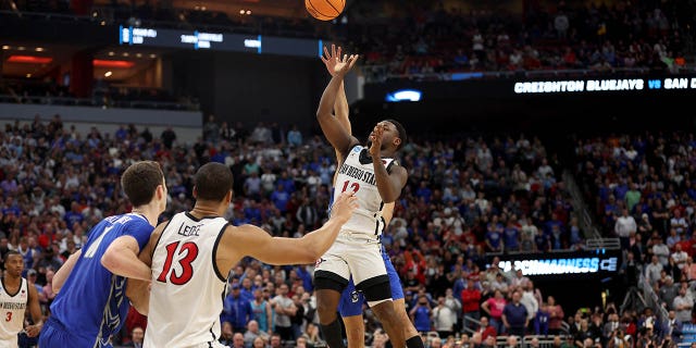 Ryan Nembhard #2 de los Creighton Bluejays ensucia a Darrion Trammell #12 de los San Diego State Aztecs durante la segunda mitad de la ronda Elite Eight del Torneo de Baloncesto Masculino de la NCAA en KFC YUM!  Center el 26 de marzo de 2023 en Louisville, Kentucky.