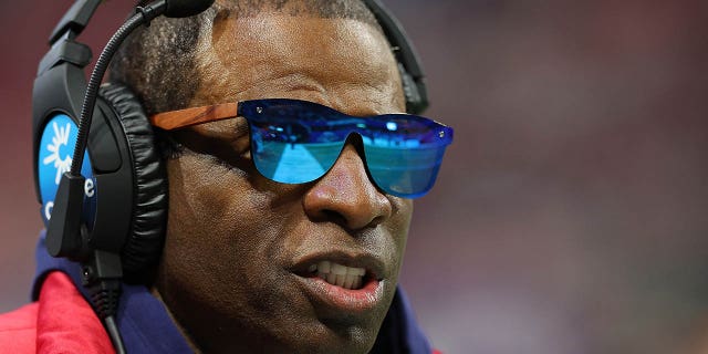 El entrenador en jefe Deion Sanders de los Jackson State Tigers mira a los North Carolina Central Eagles durante la primera mitad del juego de cricket Celebration Bowl en el Mercedes-Benz Stadium el 17 de diciembre de 2022 en Atlanta, Georgia.