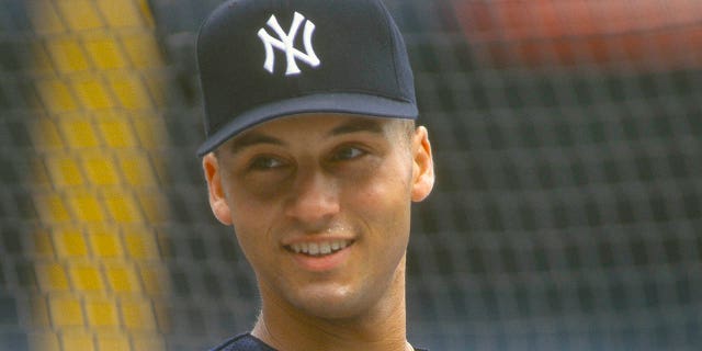 New York Yankees #2 Derek Jeter mira durante la práctica de bateo antes del inicio de un juego de béisbol de las Grandes Ligas de alrededor de 1995 en el Yankee Stadium en el distrito del Bronx de la ciudad de Nueva York.