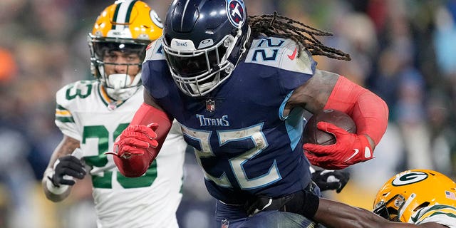 Derrick Henry #22 of the Tennessee Titans runs with the ball after a reception against the Green Bay Packers during the third quarter of the game at Lambeau Field on November 17, 2022 in Green Bay, Wisconsin.