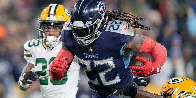 Derrick Henry #22 of the Tennessee Titans runs with the ball after a reception against the Green Bay Packers during the third quarter in the game at Lambeau Field on November 17, 2022 in Green Bay, Wisconsin.