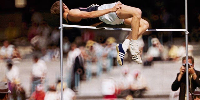 ARCHIVO - Dick Fosbury de los Estados Unidos salta el listón durante la competencia de salto de altura en los Juegos Olímpicos de México 1968.