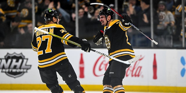 Boston Bruins #81 Dmitry Orlov celebra con el #27 Hampus Lindholm después de marcar un gol contra los Buffalo Sabres en el segundo tiempo en el TD Garden el 2 de marzo de 2023 en Boston.