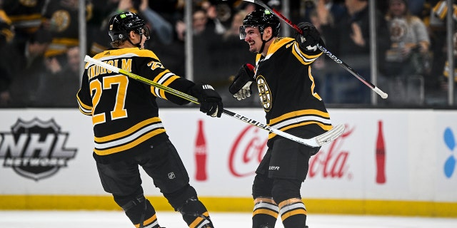 Boston Bruins #81 Dmitry Orlov celebra con el #27 Hampus Lindholm después de marcar un gol contra los Buffalo Sabres en el segundo tiempo en el TD Garden el 2 de marzo de 2023 en Boston.