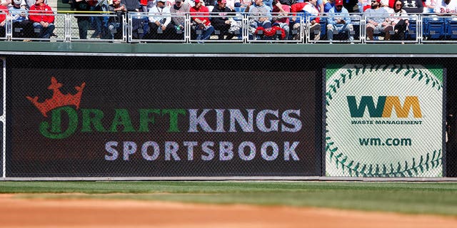 Una vista de un cartel de Draftkings Sportsbook en el jardín derecho durante un partido de béisbol de las Grandes Ligas entre los Filis de Filadelfia y los Atléticos de Oakland el 8 de abril de 2022 en Citizens Bank Park en Filadelfia, Pensilvania.