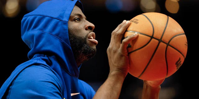 El alero de los Golden State Warriors, Draymond Green (23), se calienta antes de un partido contra los Portland Trail Blazers en el Moda Center de Portland, Oregón, el 8 de febrero de 2023.