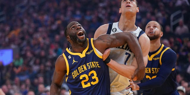 El alero de los Golden State Warriors, Draymond Green (23), lucha por la posición contra el centro de los Dallas Mavericks, Dwight Powell (7), en el primer cuarto en el Chase Center de San Francisco el 4 de febrero de 2023.