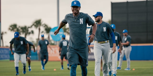 Duque Hebbert #39 dari Tim Nikaragua melakukan pemanasan di lapangan sebelum pertandingan eksibisi antara Tim Nikaragua dan New York Mets di Clover Park pada Rabu, 8 Maret 2023 di St. Lucie, Florida.