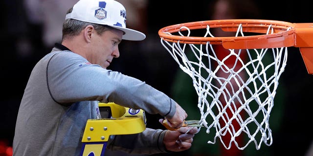 El entrenador en jefe de Florida Atlantic, Dusty May, corta la red después de que Florida Atlantic derrotara a Kansas State en un juego de baloncesto universitario Elite 8 en las Finales de la Región Este del Torneo de la NCAA, el sábado 25 de marzo de 2023, en Nueva York.