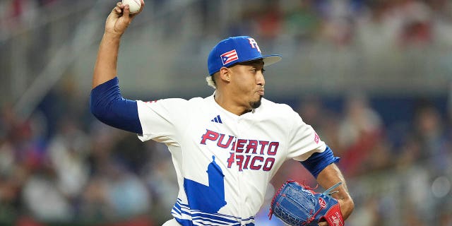 Edwin Díaz lanza en LoanDepot Park el 13 de marzo de 2023 en Miami, Florida.