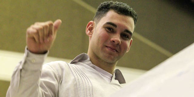 Elián González, alguna vez centro de la batalla por el fideicomiso entre Estados Unidos y Cuba, ahora oficialmente elegido: Informes 5 El sobreviviente cubano del naufragio, Elián González, hace gestos después de un discurso del presidente cubano Raúl Castro en la Asamblea Nacional en la Habana, el 20 de diciembre de 2014. El acuerdo que puso fin a décadas de abierta hostilidad con los Estados Unidos.