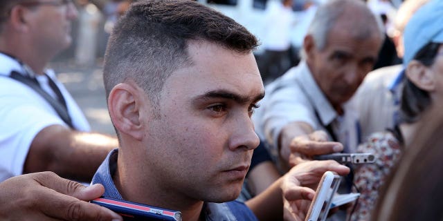 Elián González, alguna vez centro de la batalla por el fideicomiso entre Estados Unidos y Cuba, ahora oficialmente elegido: Informes 4 El sobreviviente cubano del naufragio, Elian González, habla con la prensa cuando llega para rendir homenaje al difunto presidente cubano Fidel Castro en el Monumento a José Martí en la Plaza de la Revolución en la Habana el 29 de noviembre de 2016. Recientemente fue elegido legislador en Cuba.
