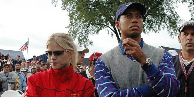 Tiger Woods y Elin Nordgren ven la Ryder Cup 2004 en Detroit.