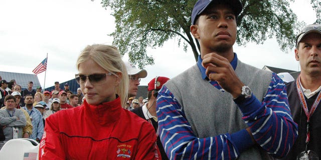 Tiger Woods y Elin Nordgren ven la Ryder Cup 2004 en Detroit.