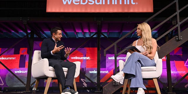 David Ornstein y Emma Jones de The Athletic durante Web Summit 2022 en el Altice Arena en Lisboa, Portugal.