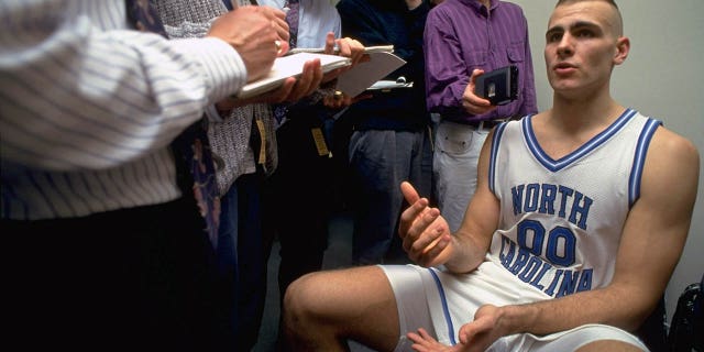 Eric Montross de Carolina del Norte es entrevistado por los medios de comunicación después del partido de Wake Forest en el Dean Smith Center.