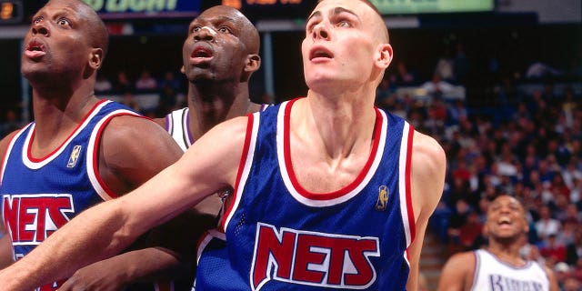 Eric Montross de los New Jersey Nets durante el partido de los Kings el 3 de marzo de 1997 en el Arco Arena de Sacramento, California.