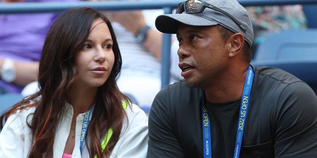 Erica Herman y Tiger Woods miran antes del partido de la segunda ronda de singles femeninos entre Anett Kontaveit y Serena Williams el tercer día del US Open 2022 en el USTA Billie Jean King National Tennis Center el 31 de agosto de 2022 en el barrio de Flushing del distrito de Queens de Nueva York