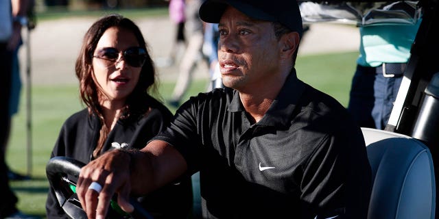 Tiger Woods y Erica Herman viajan en un carro antes del Pro-Am antes del Campeonato de la PNC en el Ritz Carlton Golf Club Grande Lakes el 17 de diciembre de 2021 en Orlando, Florida.