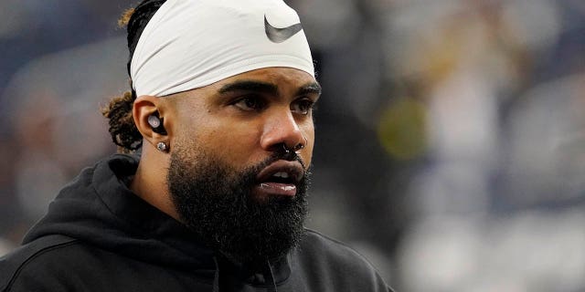 Ezekiel Elliott of the Dallas Cowboys warms up before a game against the Philadelphia Eagles on December 24, 2022 in Arlington, Texas.