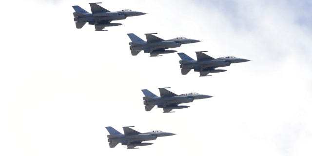 DOSYA: Tayvan'ın F-16 savaş uçakları, 10 Ekim 2021'de Tayvan'ın Taipei kentindeki Başkanlık Binasının önündeki Ulusal Gün kutlamaları sırasında Başkanlık Ofisi üzerinde yakın düzende uçuyor.