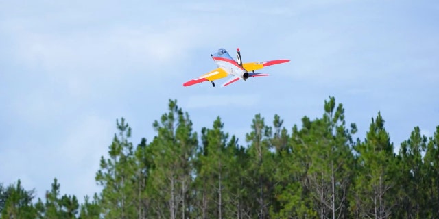 Sebuah pesawat tak berawak terbang untuk pertama kalinya dengan tenaga 100% bahan bakar jet sintetis dari karbon dioksida yang ditangkap, di Hsu STEM Range di Laurel Hill, Florida, 27 Juli 2022.