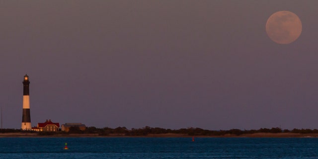 Bulan purnama terbit pada malam tanggal 26 April 2021, di atas Great South Bay dan Mercusuar Fire Island. Bulan purnama ini adalah supermoon.