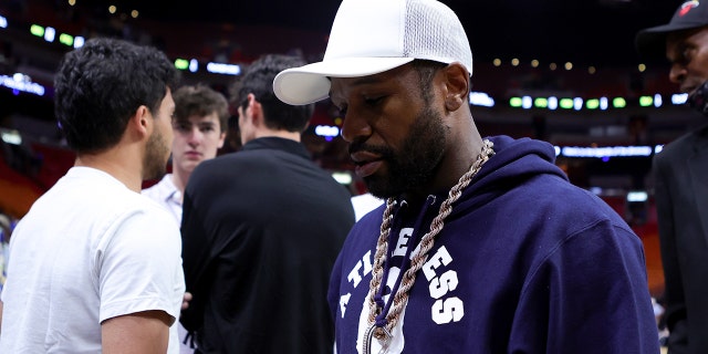 Floyd Mayweather Jr. menghadiri pertandingan antara Cleveland Cavaliers dan Miami Heat di Miami-Dade Arena 8 Maret 2023, di Miami, Florida.