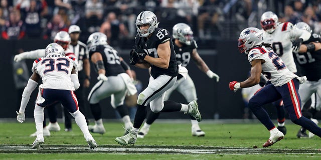 Foster Moreau (87) de Las Vegas Raiders corre con el balón durante un partido contra los New England Patriots en el Allegiant Stadium el 18 de diciembre de 2022 en Las Vegas. 