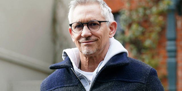 El locutor de fútbol británico Gary Lineker sale de su casa en Londres el lunes 13 de marzo de 2023.