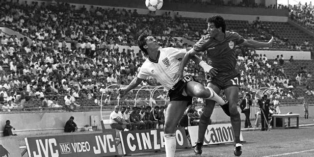 Gary Lineker dari Inggris, kiri, dan Khairi Abderrazak dari Maroko berebut bola, selama pertandingan sepak bola Grup F Piala Dunia di Monterrey, Meksiko, pada 6 Juni 1986.