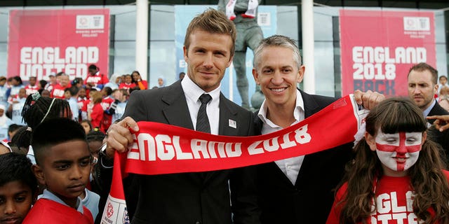 La estrella del fútbol inglés David Beckham, a la izquierda, y el exdelantero inglés Gary Lineker durante la campaña de lanzamiento de la candidatura para la Copa Mundial de la FIFA que se realizará en Inglaterra en 2018 o 2022 en el estadio de Wembley, Londres, el 18 de mayo de 2009.