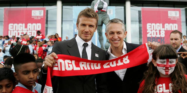 Bintang sepak bola Inggris David Beckham, pergi dan mantan striker Inggris Gary Lineker pada kampanye peluncuran tawaran Piala Dunia sepak bola yang akan diadakan di Inggris pada 2018 atau 2022 di Stadion Wembley, London, 18 Mei 2009.