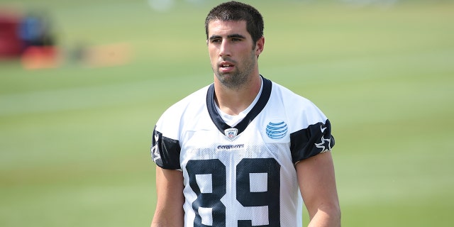 Gavin Escobar #89 camina hacia el vestuario después de la sesión vespertina del minicampamento para novatos de los Dallas Cowboys en la sede de Dallas Cowboys Valley Ranch el 10 de mayo de 2013 en Irving, Texas.