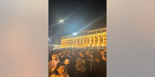 La ex república soviética de Georgia ve al partido gobernante cediendo a las protestas callejeras masivas en su búsqueda de vínculos más estrechos con la Unión Europea. 4 Los manifestantes salieron a las calles para protestar A "agente extranjero" Un proyecto de ley que muchos creen sofocará la libertad de expresión.