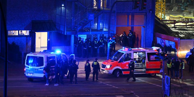 Oficiales de policía armados cerca de la escena de un tiroteo en Hamburgo, Alemania, el jueves 9 de marzo de 2023, luego de que una o más personas abrieran fuego en una iglesia. 