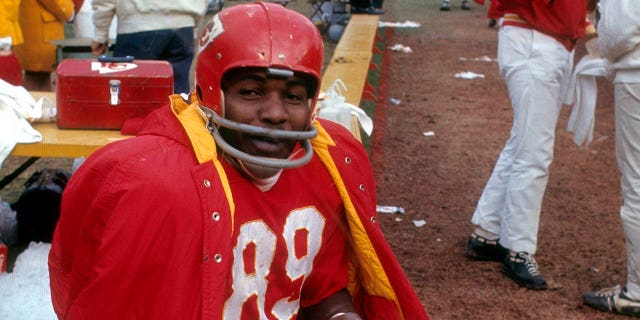 El receptor abierto de los Kansas City Chiefs, Otis Taylor, se sienta en el banquillo durante un partido en el Estadio Municipal de Kansas City, Misuri, alrededor de principios de la década de 1970.