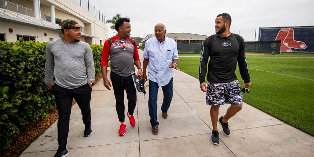 Juan Centeno, #68, el ex lanzador Pedro Martínez, el exgerente de la Academia Dominicana de los Boston Red Sox, Jesús Alou, y el #57 de los Boston Red Sox, Eduardo Rodríguez, salen de JetBlue Park en Fenway South antes de ir a pescar después de una práctica del equipo el 5 de marzo de 2019 en Sanibel. , florida 