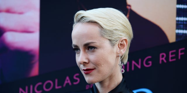 Actress Jena Malone additionally starred in the films "Stepmom" and "Pride and Prejudice."